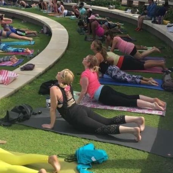 Meet your Posher, Harley Quinn - Picture 3 of 7